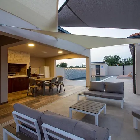 Villa Amazing Ani With Pool & Whirpool Near The - Wiibuk *
