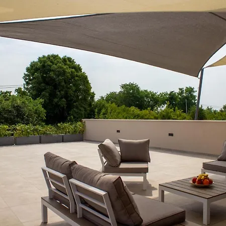 Amazing Ani With Pool & Whirpool Near The - Wiibuk * Pula