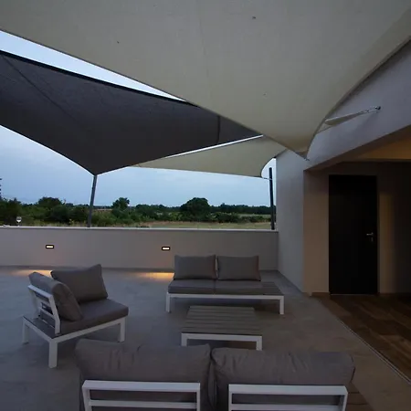 Amazing Ani With Pool & Whirpool Near The - Wiibuk *