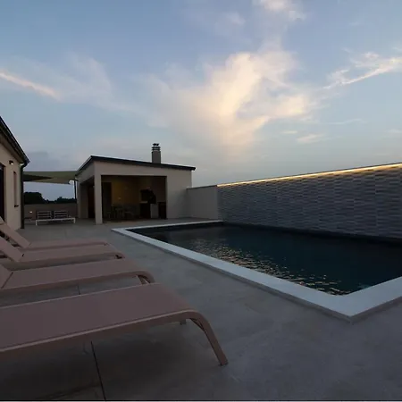 Amazing Ani With Pool & Whirpool Near The - Wiibuk *