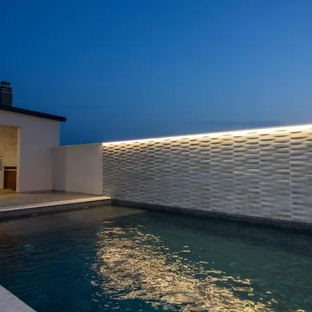 Amazing Ani With Pool & Whirpool Near The - Wiibuk