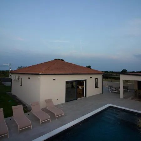 Amazing Ani With Pool & Whirpool Near The - Wiibuk Pula