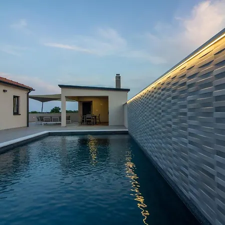 Amazing Ani With Pool & Whirpool Near The - Wiibuk Pula
