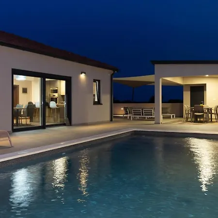 Amazing Ani With Pool & Whirpool Near The - Wiibuk * Pula