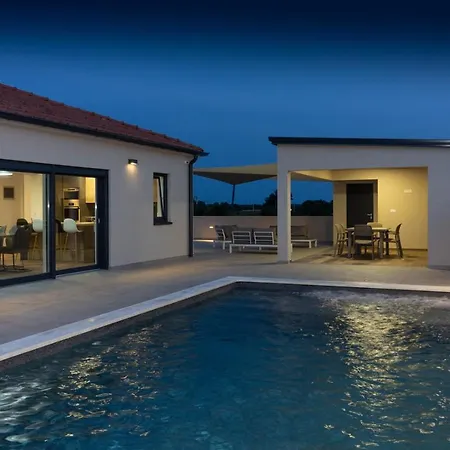 Amazing Ani With Pool & Whirpool Near The - Wiibuk